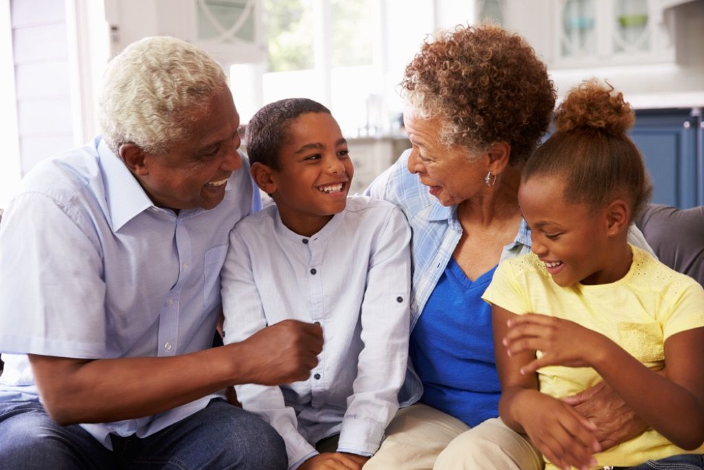 abuelos con nietos, habilidades que los padres deben enseñar a los niños