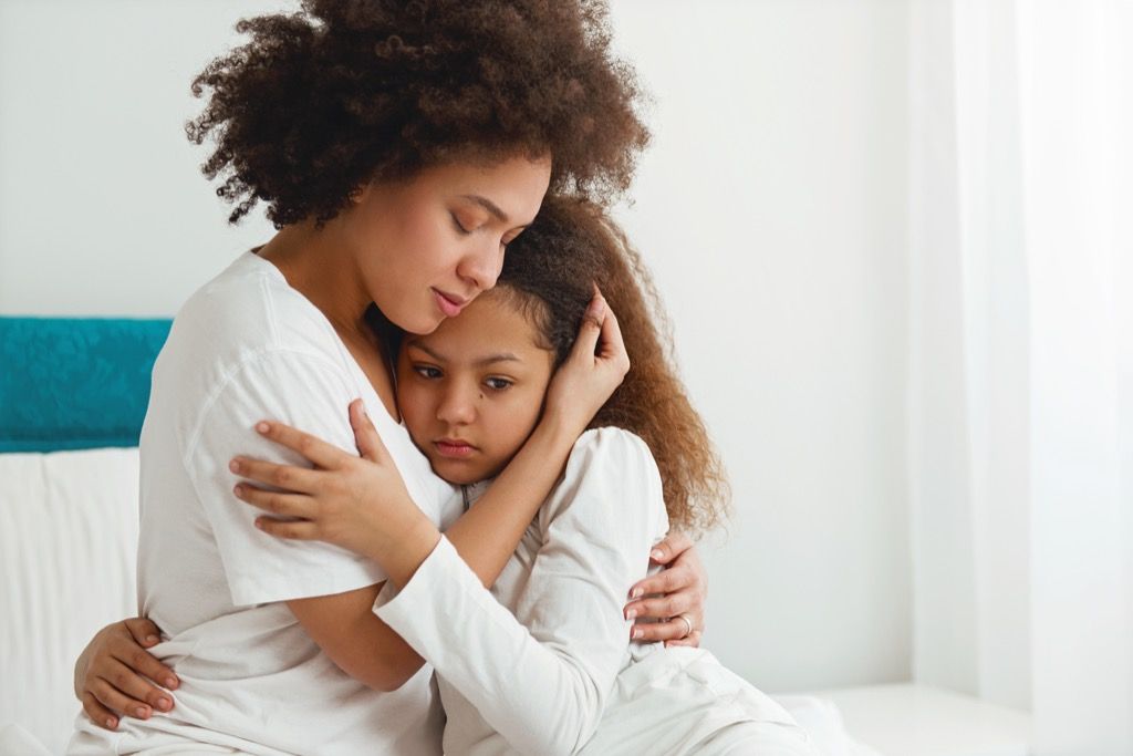 mor krammer ung datter, færdigheder, som forældre skal lære børn
