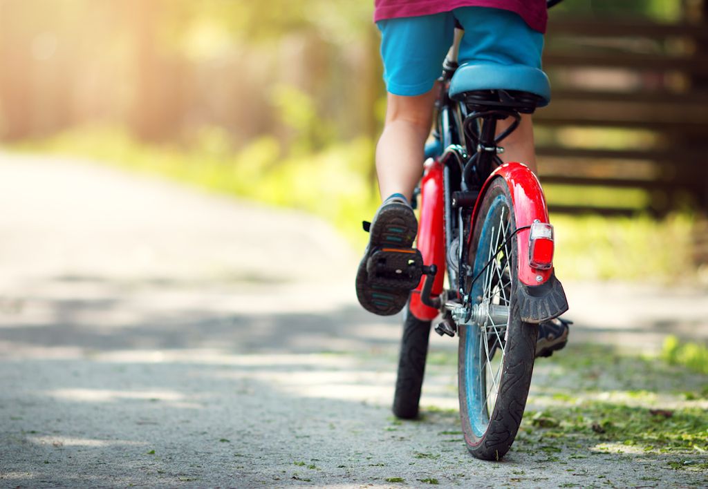 cascos amb bicicleta, habilitats que els pares han d’ensenyar als nens