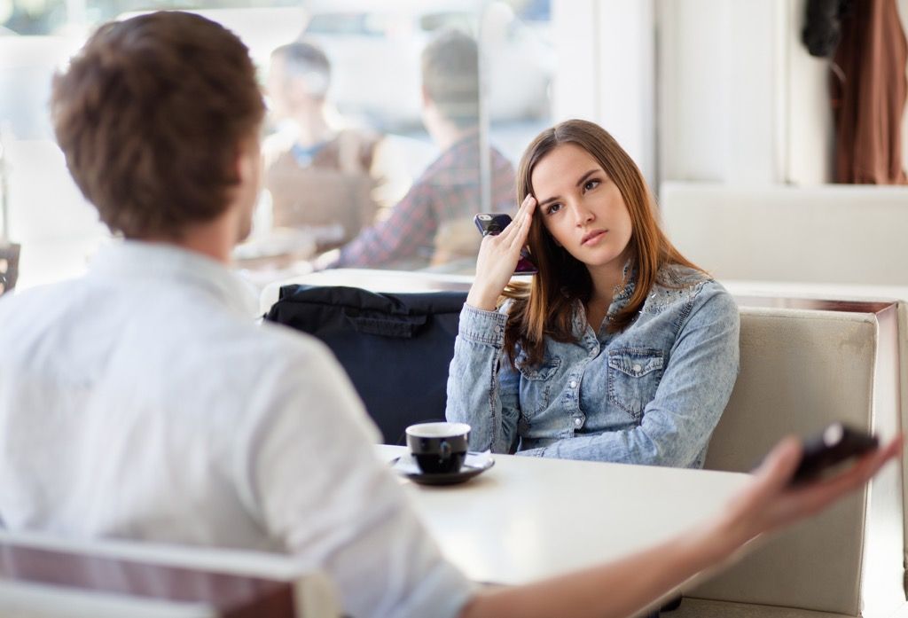Casal discutindo em um café, pai se divorciando
