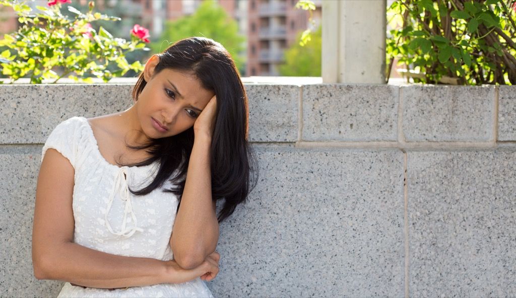 trist kvinde sidder udendørs, forældres skilsmisse
