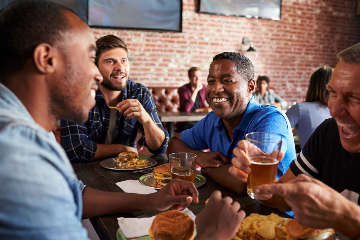 Hombres bebiendo cervezas en el bar, cambios de más de 40