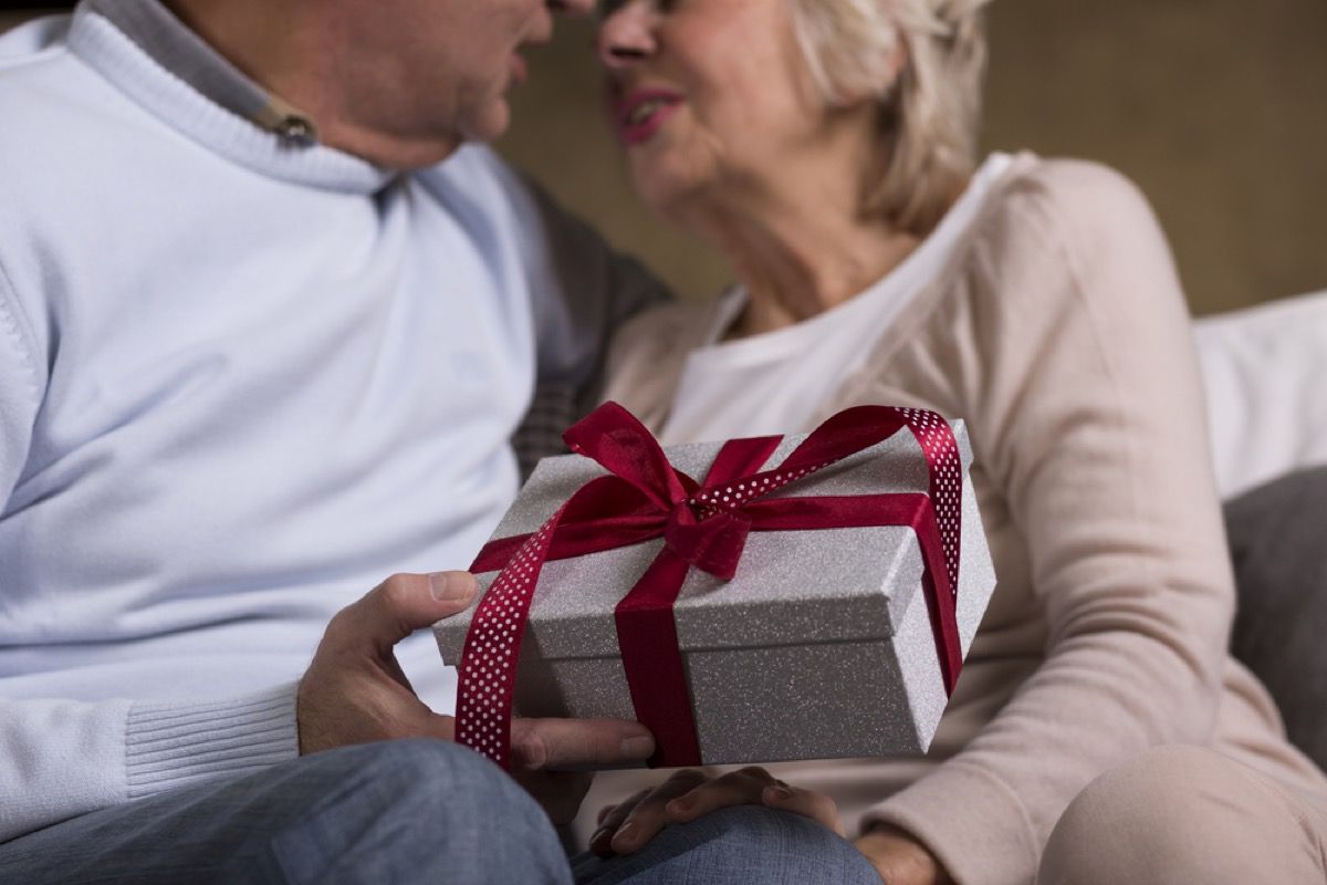 vyresnė pora keičiasi dovanomis, santykių baltumo melas