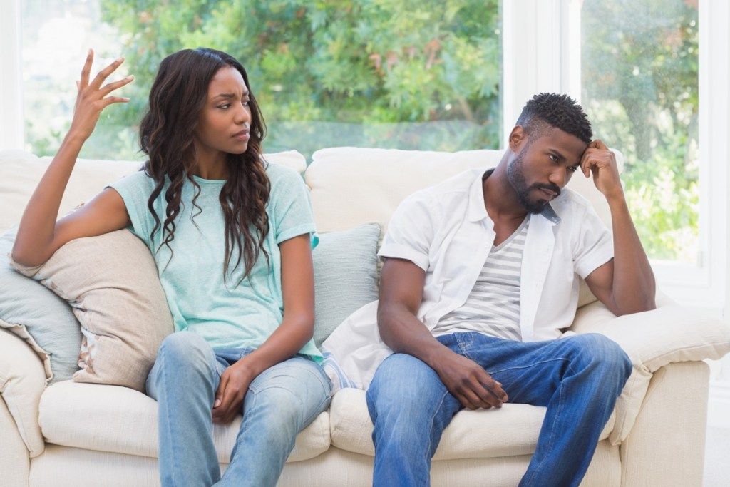 afroamerički par koji se bori sa stvarima koje nikada ne biste trebali reći u svađi sa supružnikom