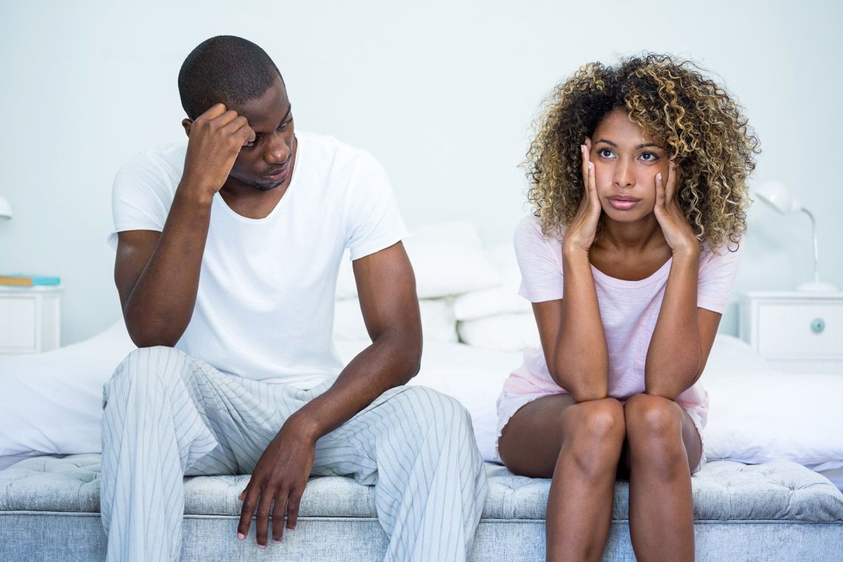 afrikiečių amerikiečių pora kovoja dėl dalykų, kurių niekada neturėtumėte pasakyti ginčydamiesi su sutuoktiniu