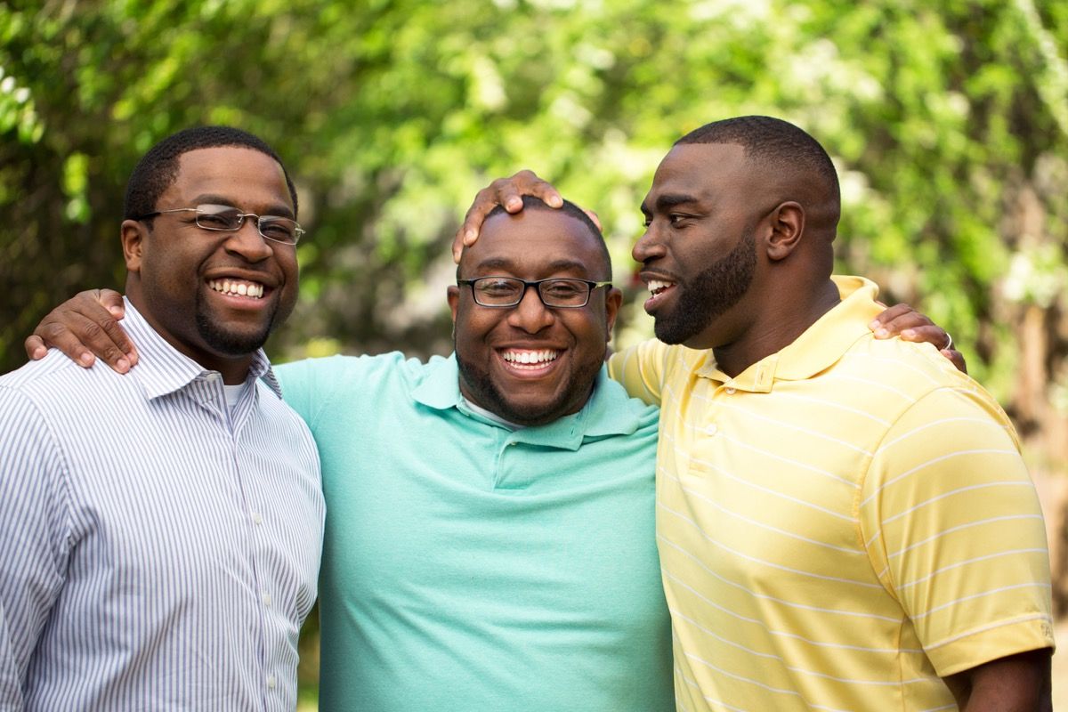 Broliai dalija juokdamiesi ir kalbėdami