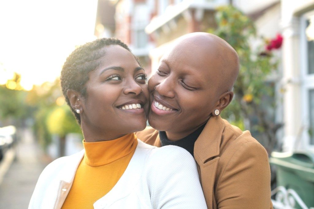 30-metė juodaodžių lesbiečių pora yra meilus lauke