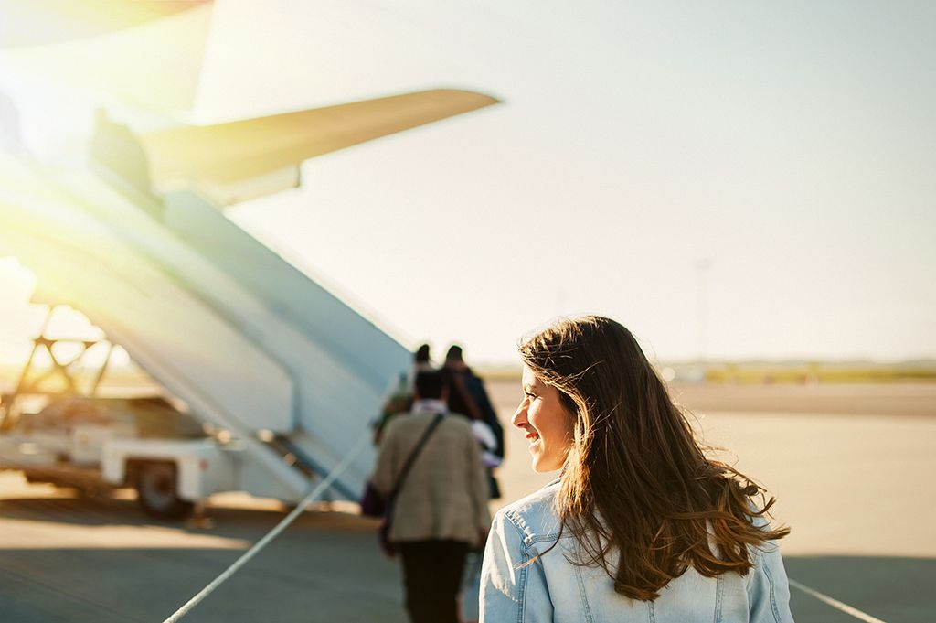 mujer subiendo a un avión - estar soltera