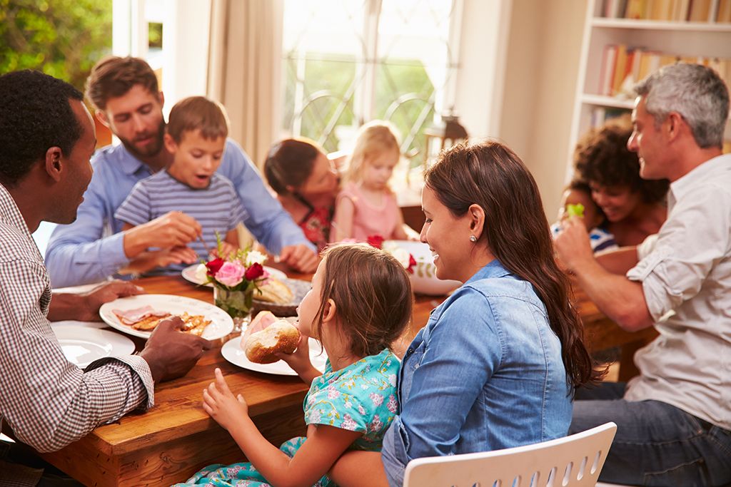 Familie, die zusammen zu Abend isst - Single sein