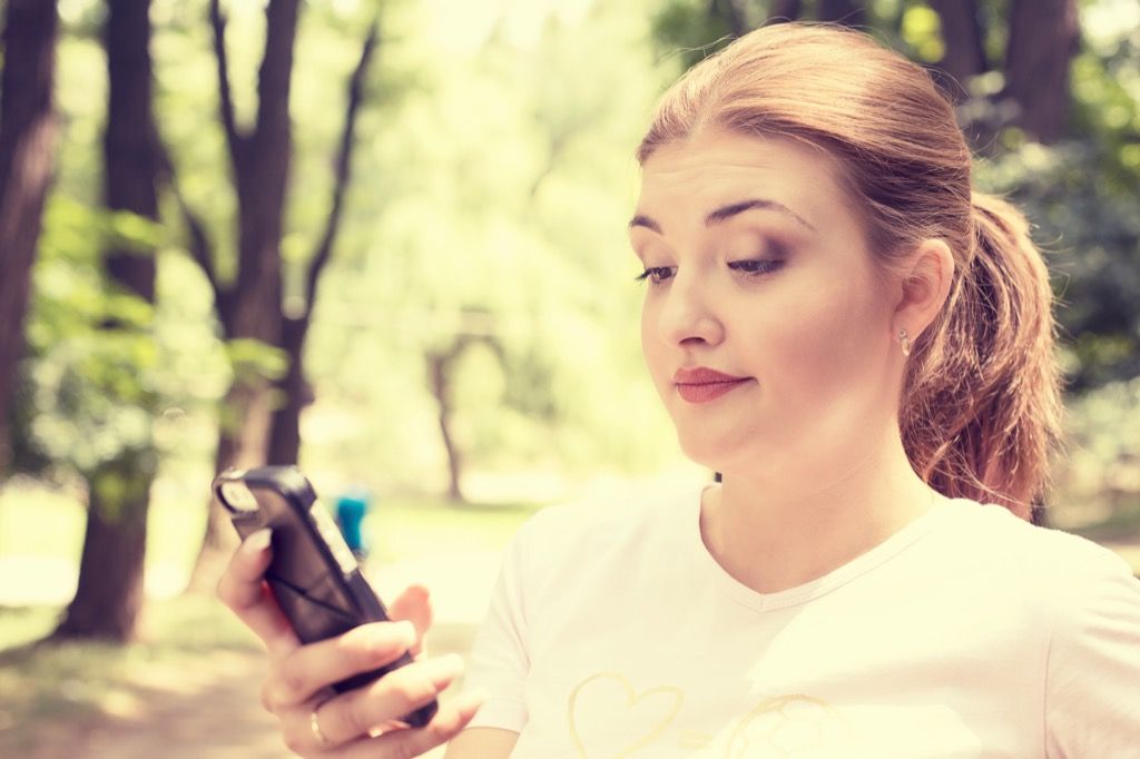 una dona enviant missatges de text: estar soltera