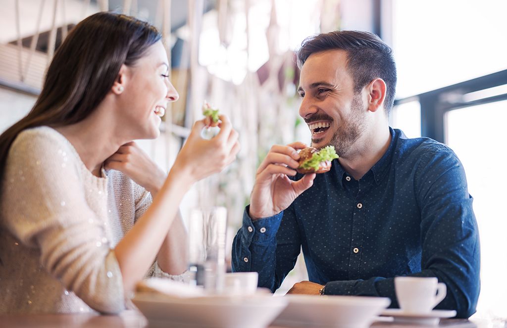 par som spiser et måltid sammen - å være singel