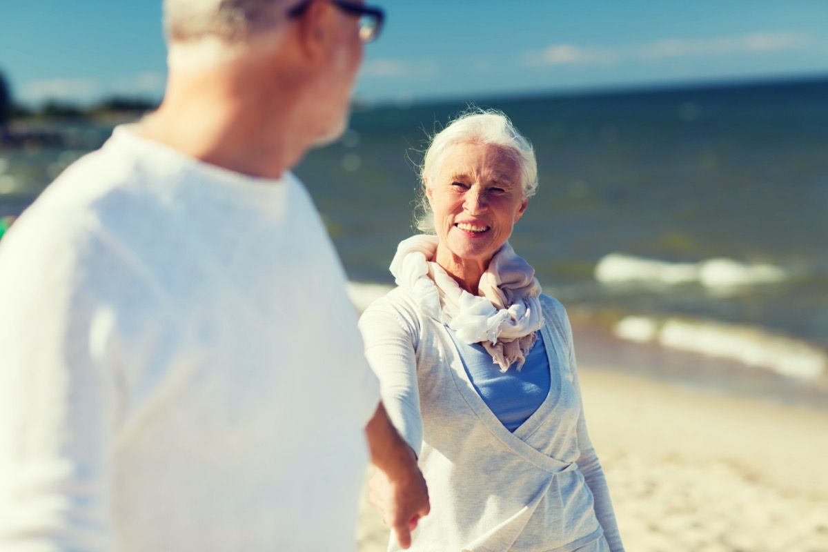 Blanco, hombre mayor y mujer, en, playa