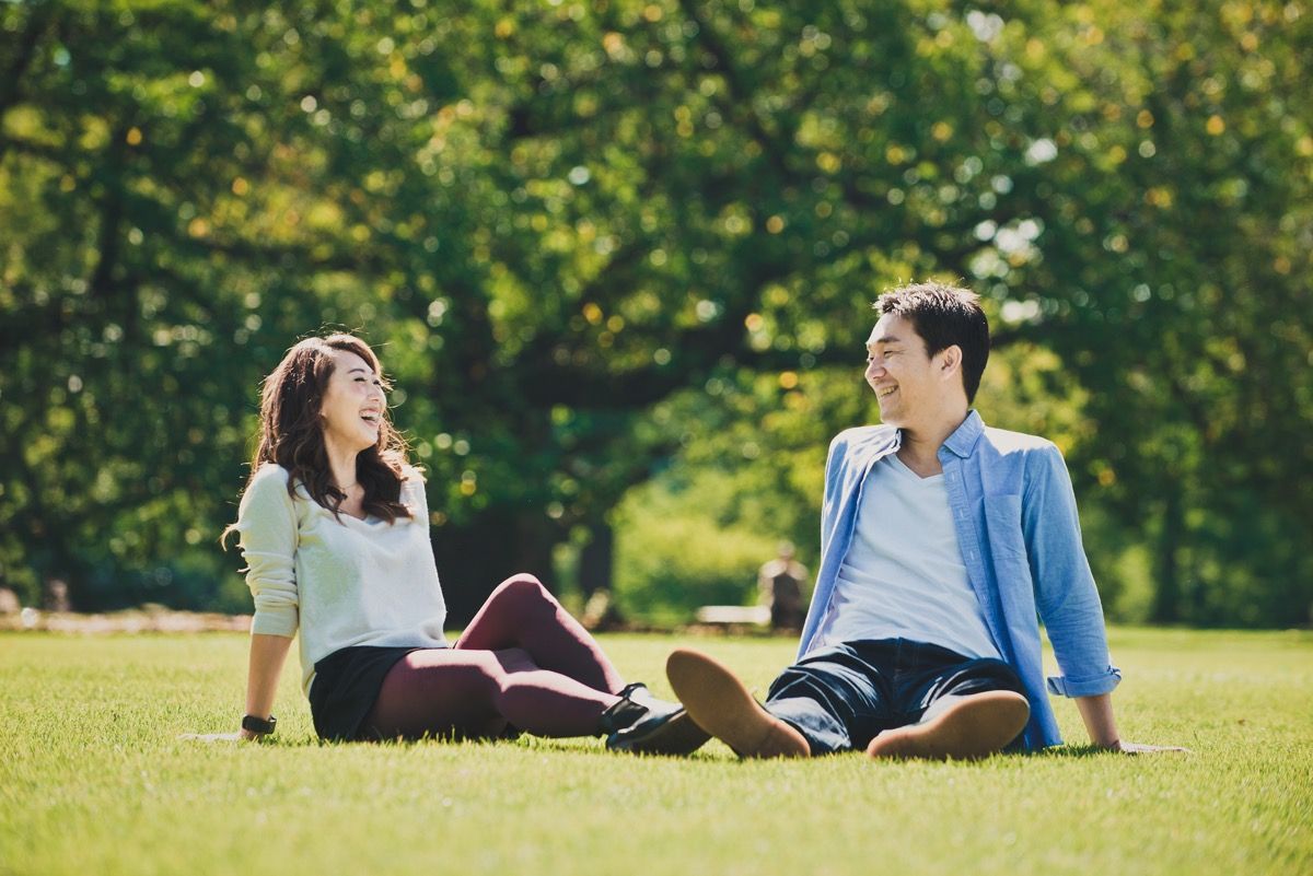 Азиатски мъж и жена в парка