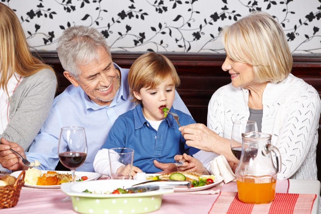 Büyükanne ve büyükbabalar torunlarıyla yemek yiyor