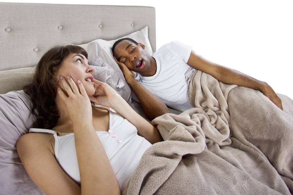 người đàn ông ngủ ngáy bên cạnh người phụ nữ khó chịu, mối quan hệ trắng nói dối