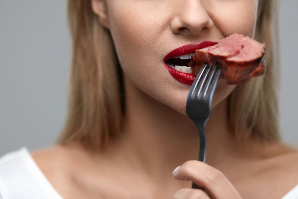 Woman Eating Steak, hubungan kebohongan putih