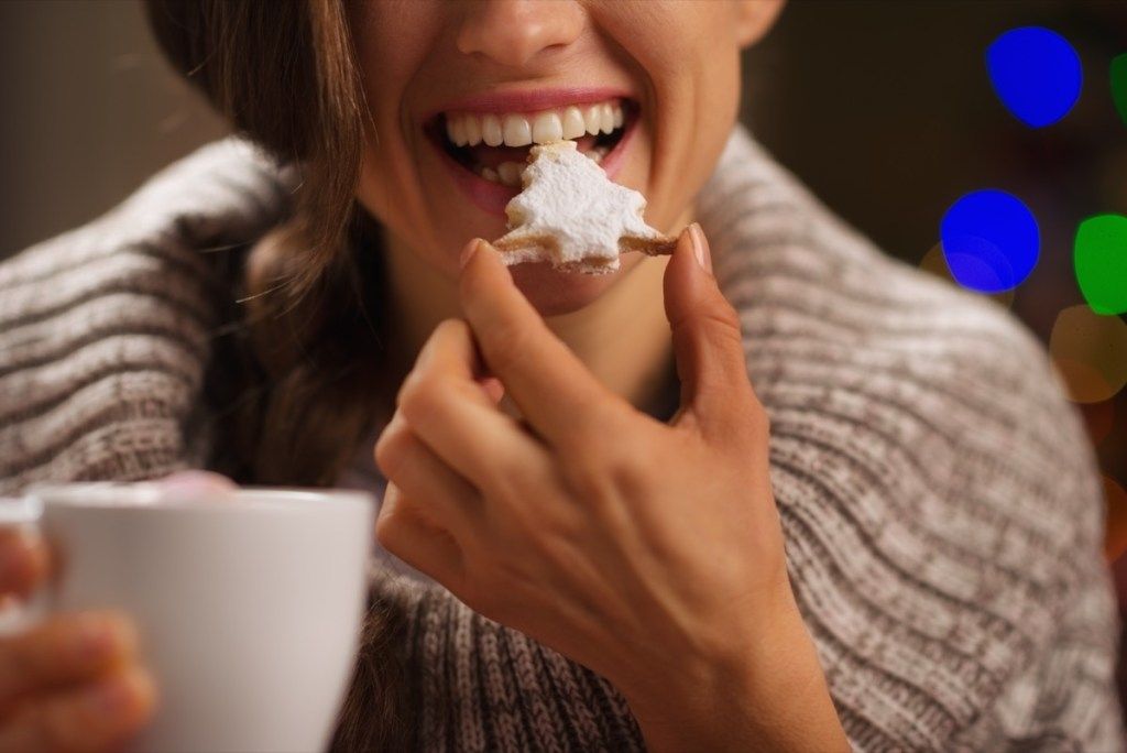 kvinna äter kaka, förhållandet vita lögner