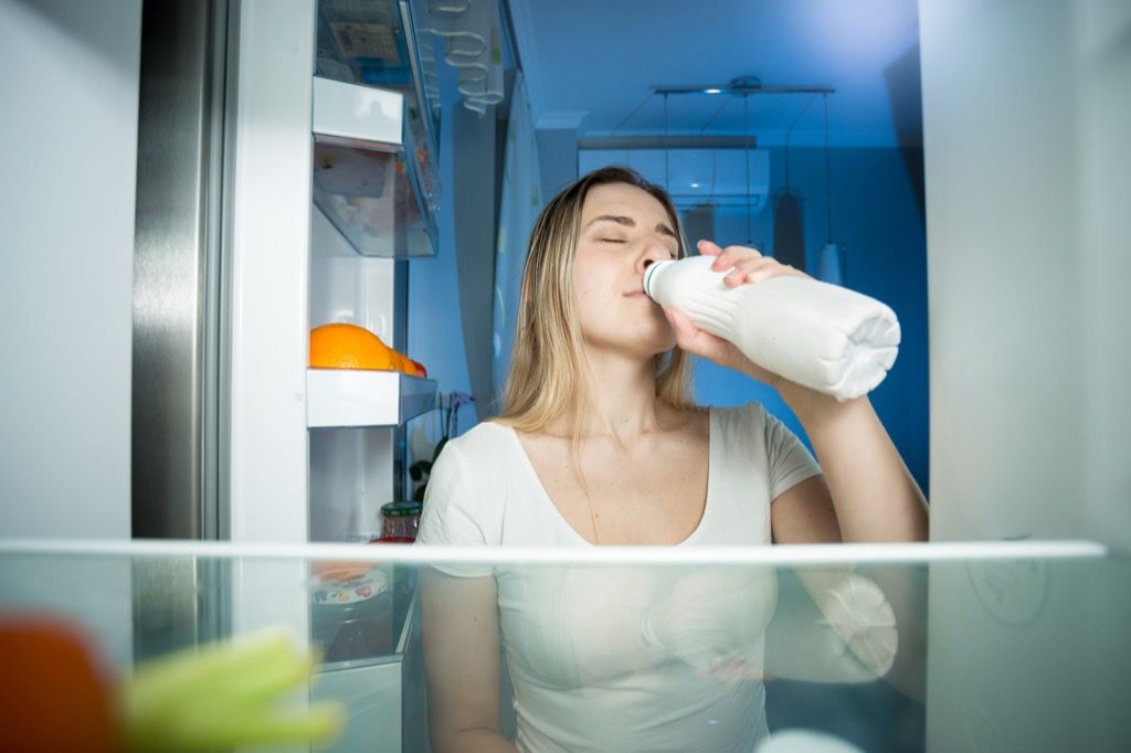 Frau trinkt Milch aus der Flasche, Beziehung Notlügen