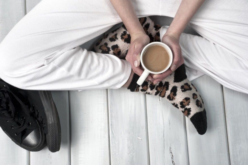 kvinna som håller kaffe i pyjamas, förhållandet vita lögner