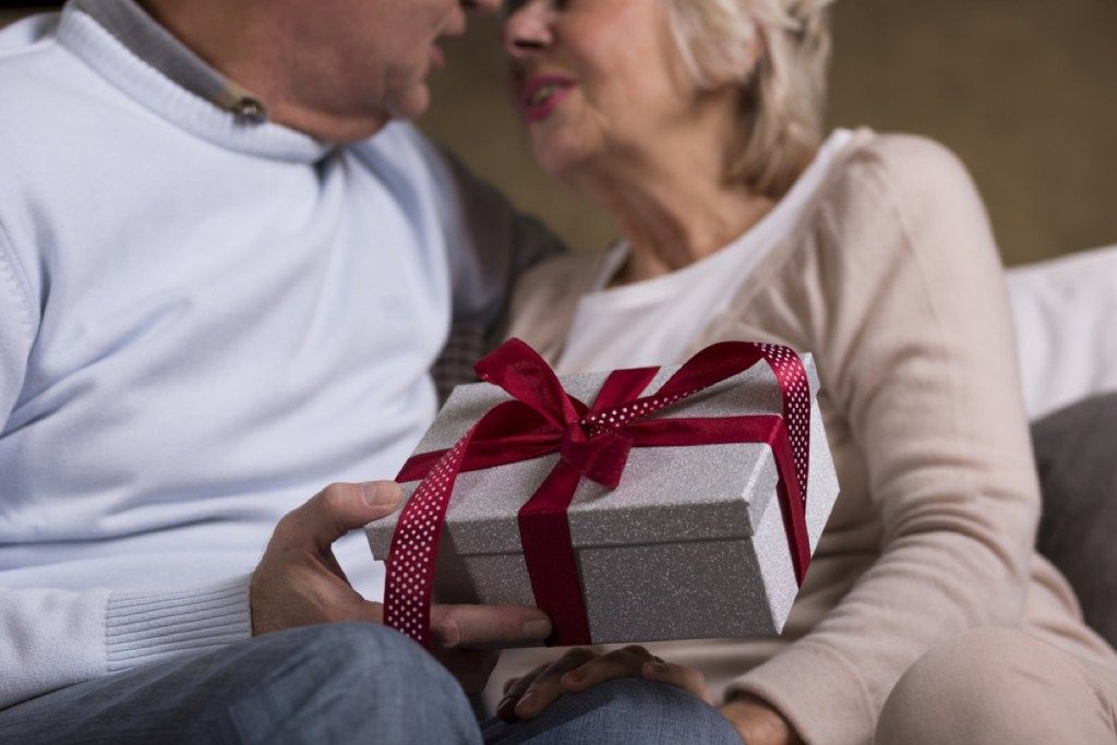 yaşlı çift hediye alışverişinde bulunur, ilişki beyaz yalanlar