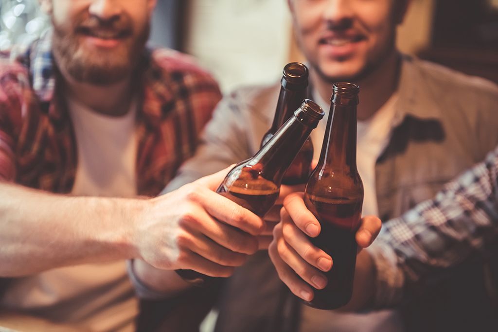 גברים עושים טוסט עם בקבוקי בירה, שקר לבן ביחסים