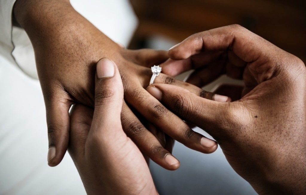 หญิงสาวได้รับการเสนอให้สวมแหวนแต่งงานความสัมพันธ์คำโกหกสีขาว