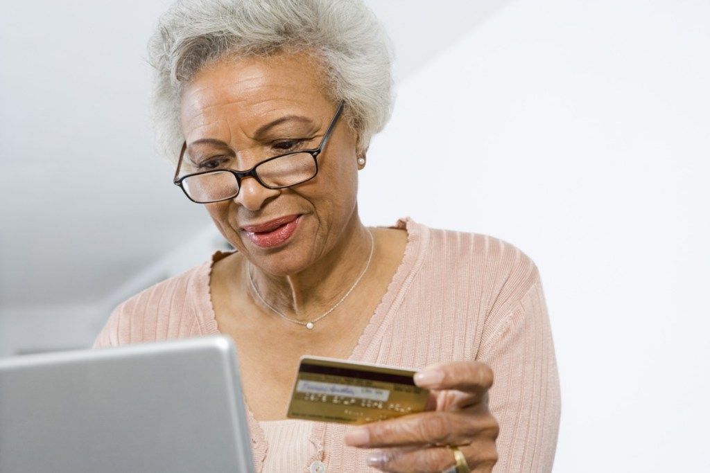 wanita yang lebih tua membeli-belah dalam talian, hubungan putih berbohong
