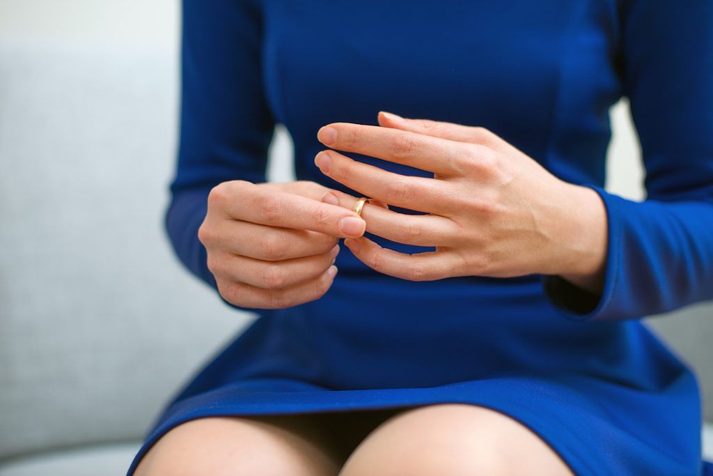 moteris pašalina vestuvinį žiedą Cheating