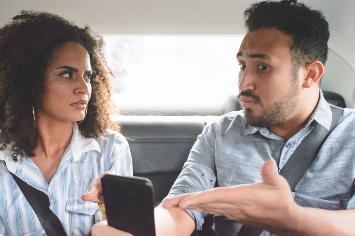 đôi vợ chồng trẻ có vấn đề trong quan hệ tranh cãi ở ghế sau xe hơi