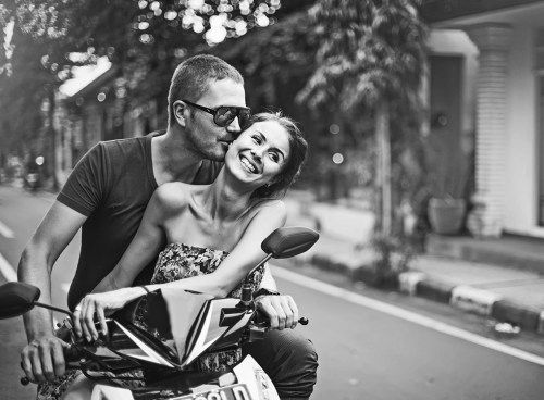 Par på en motorcykel