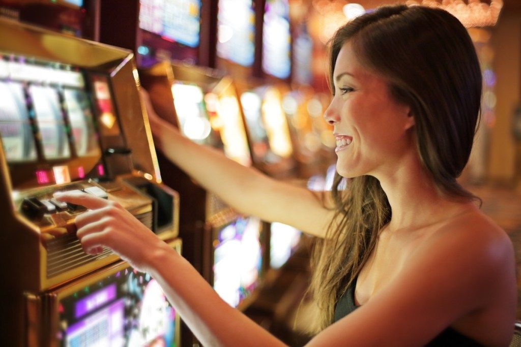 femeie care se joacă cu slot machine, cuști de locuri de muncă lucrător cu rate mari de divorț