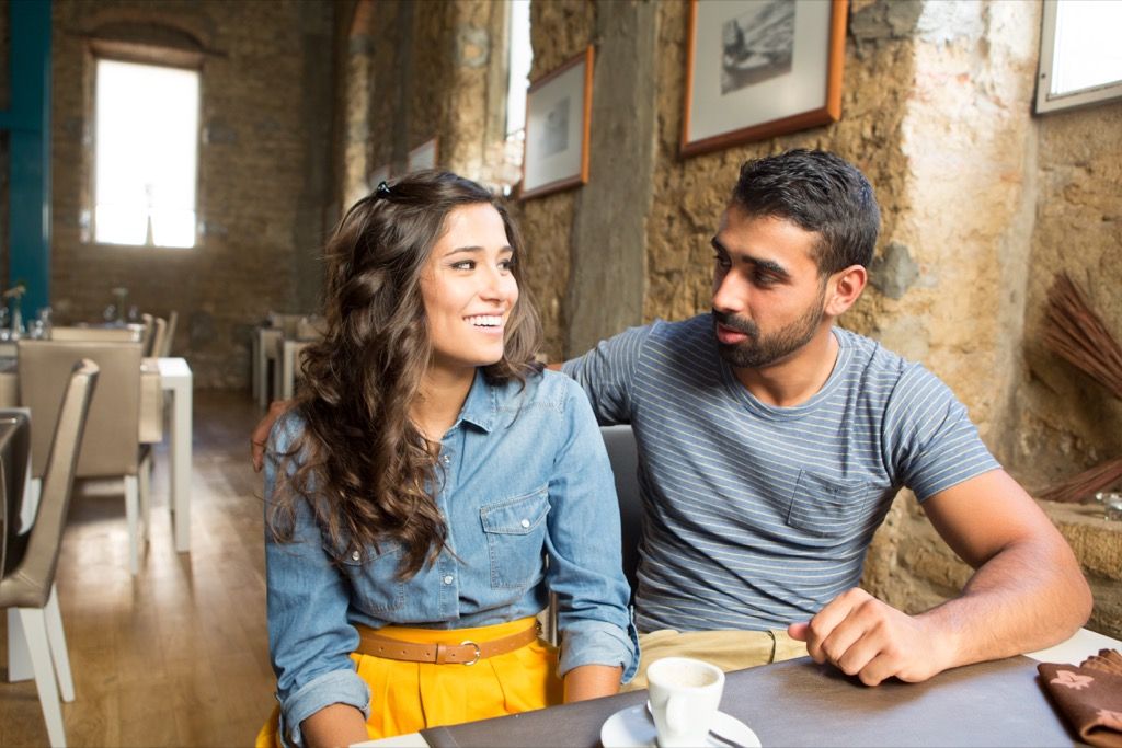 Mladi par se v restavraciji pogovarja o odprtem zakonu.