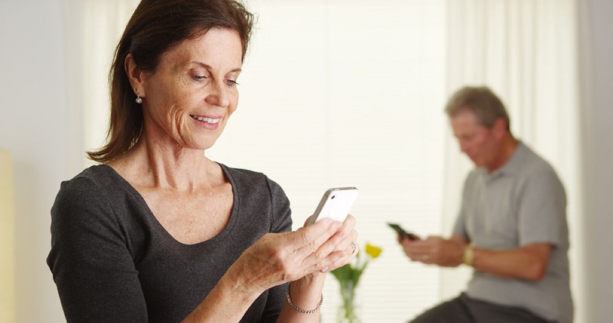 स्मार्टफोन पर पुराने जोड़े, 40 के बाद बेहतर पत्नी