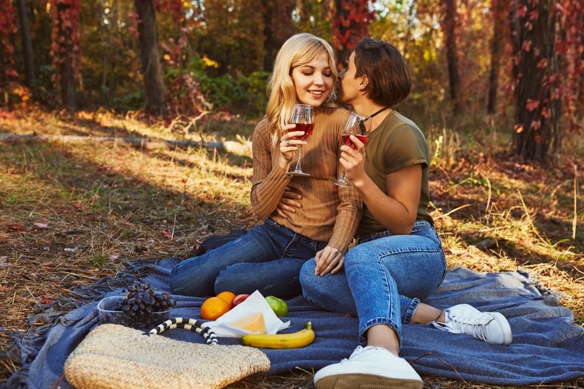 rakastunut pariskunta, jolla on piknik, parhaat vuosipäivämäärät
