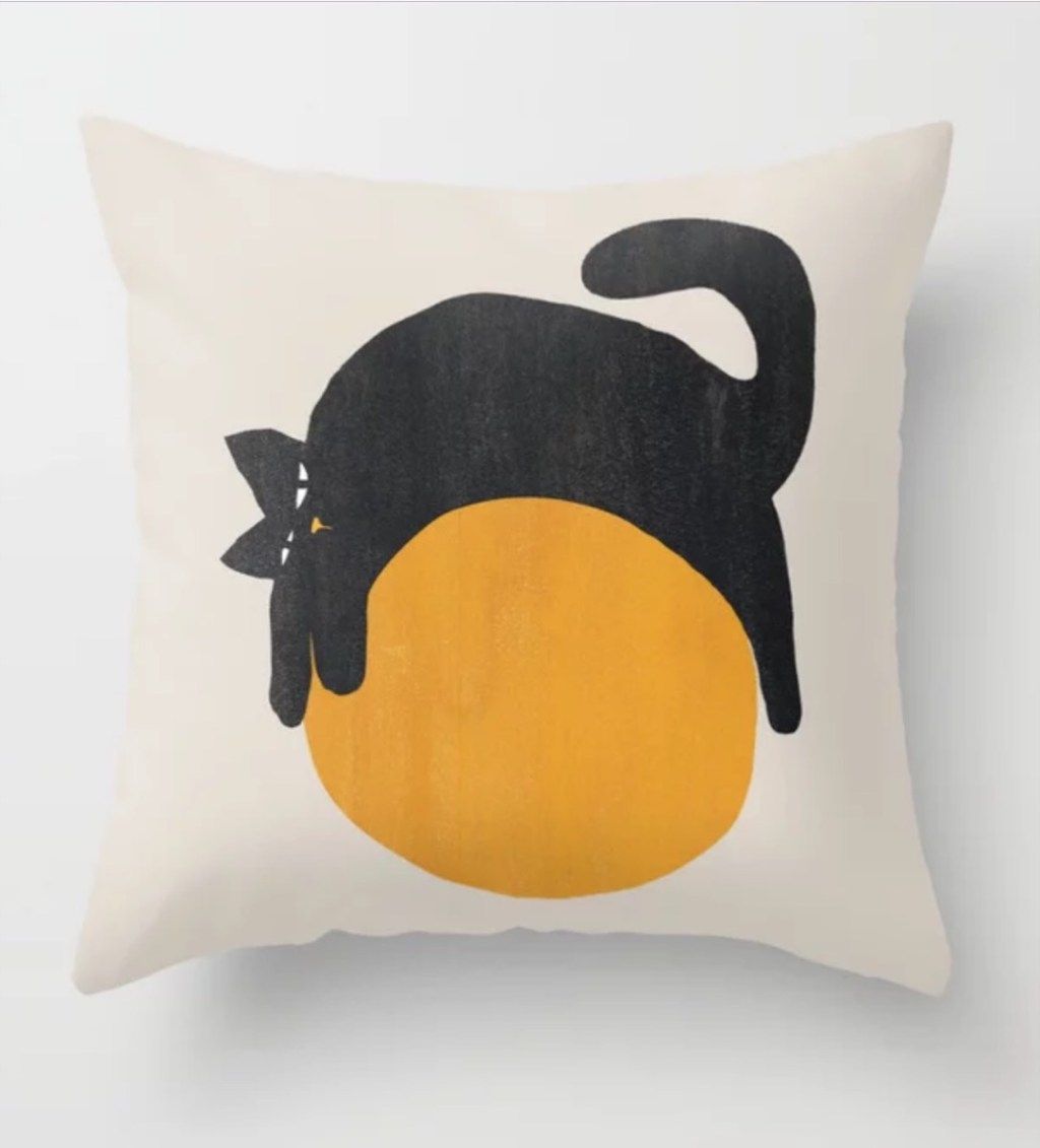 pagalvė su juodos katės nuotrauka ant kamuolio, geriausios dovanos draugei