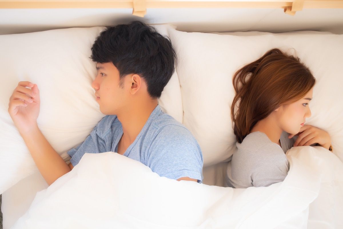 Азиатска двойка нещастна в леглото, защото нито една от тях няма настроение да прави секс