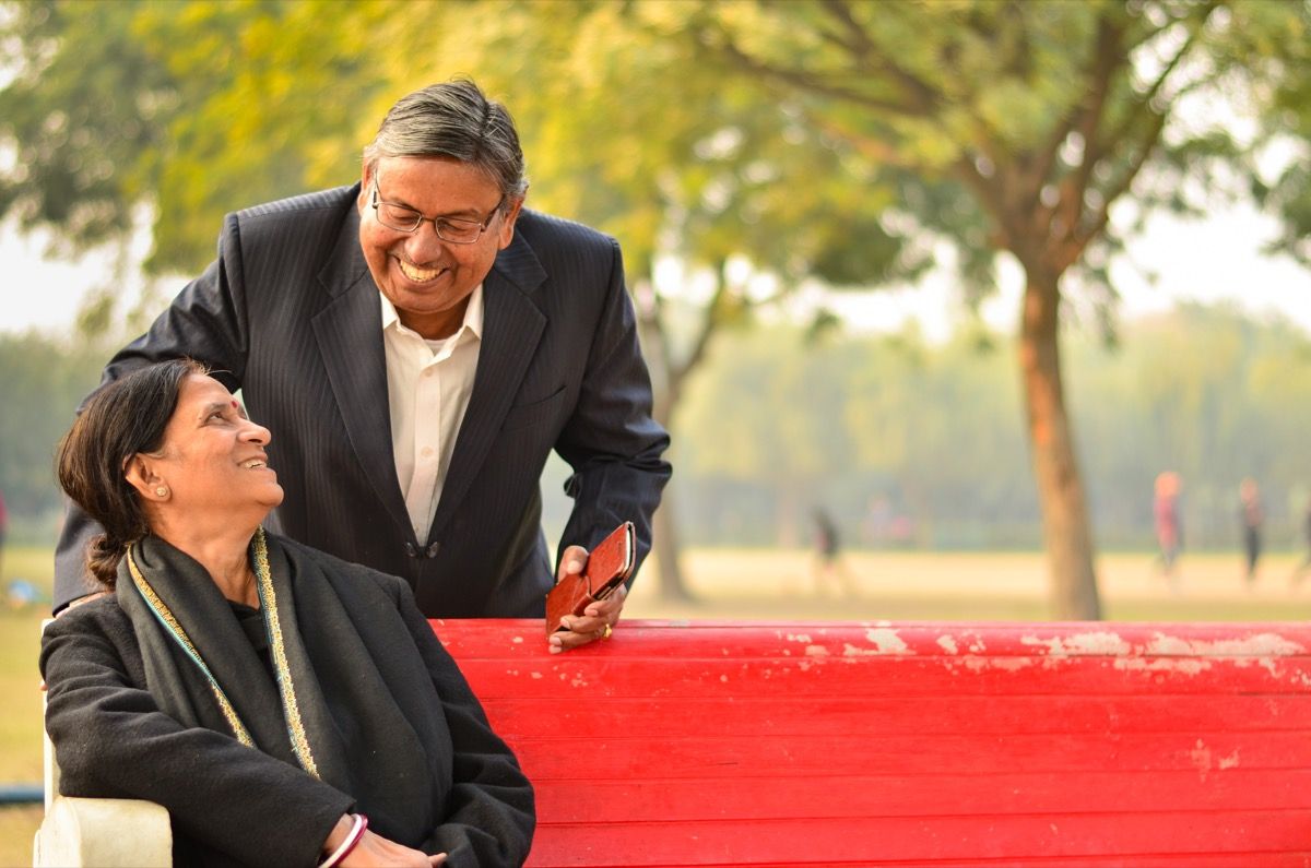 По-възрастни индийски двойки се смеят