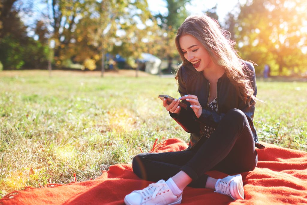 Djevojčica nasmijana na telefonu Romansa vara na društvenim mrežama