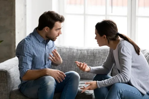   pasangan suami isteri bertengkar dan menyalahkan antara satu sama lain