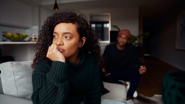 5 kysymystä, joita kumppanisi voi välttää, jos hän pettää, terapeutit sanovat