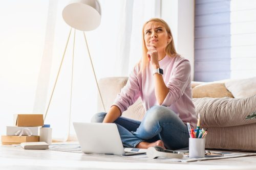   mujer mirando molesta a la computadora en el hogar moderno