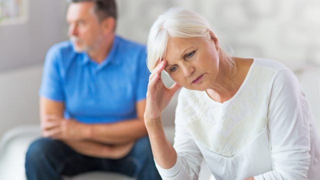 5 tegn på at forholdet ditt er på vei mot en 'grå skilsmisse,' sier terapeuter