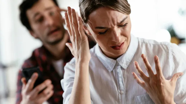 10 „głupich kłótni”, które mogą całkowicie wykoleić Twój związek, mówią terapeuci