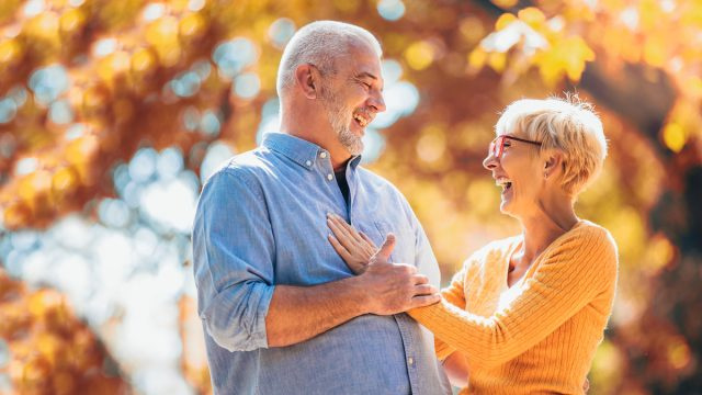 ماہرین کے مطابق، 50 کے بعد اپنے رشتے میں جذبے کو زندہ رکھنے کے 5 طریقے