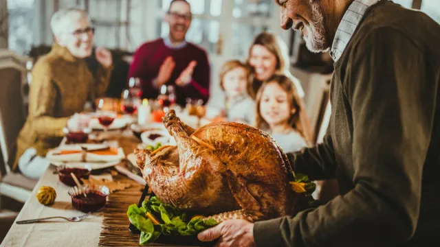 6 Thanksgiving-tafelgesprekken die je moet vermijden, volgens experts