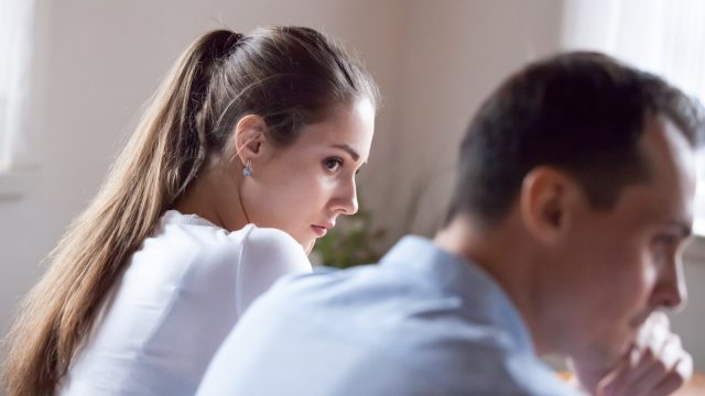 7 señales del lenguaje corporal que indican que tu pareja te está engañando, según los terapeutas