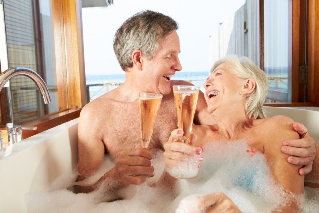 pareja mayor en baño de burbujas, sexo saludable después de los 40