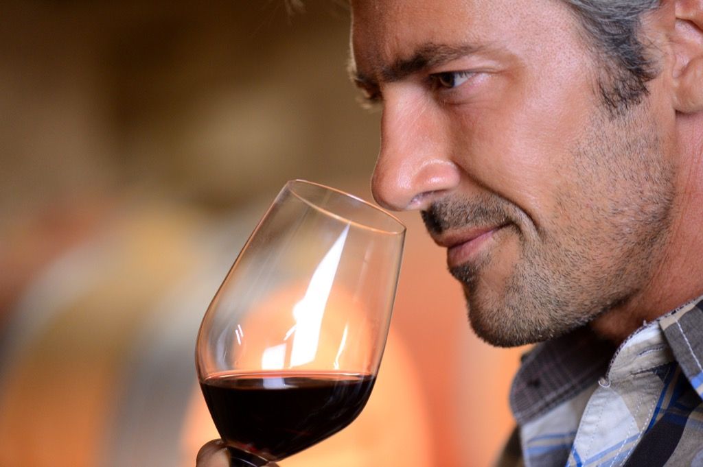 възрастен мъж пие вино, здравословен секс след 40