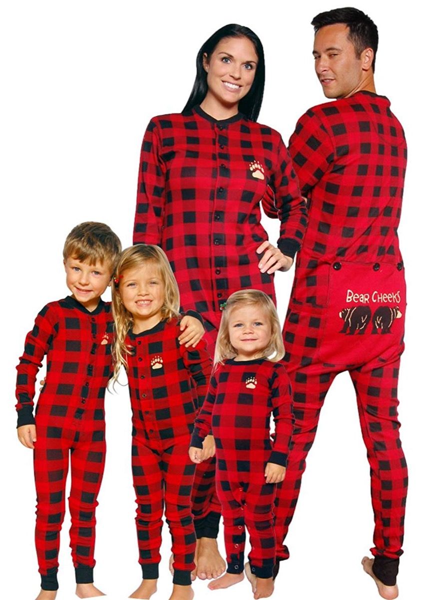 お尻にフラップが付いた赤と黒のパジャマを着た3人の子供がいる家族