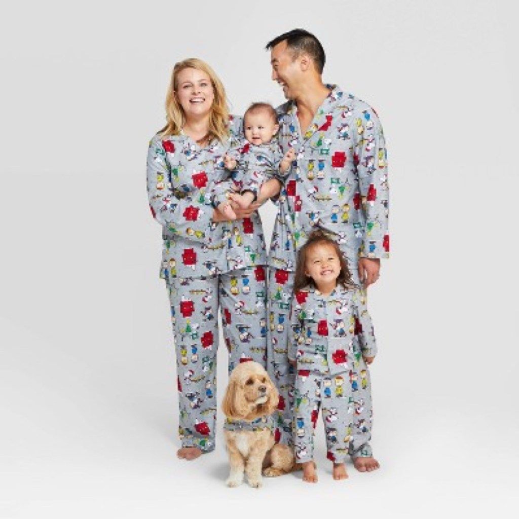 mand, kvinde, to børn og hund i pyjamas med grå jordnødder